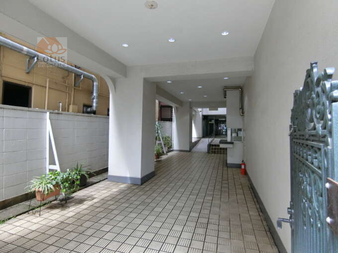 五反田スカイハイツ外観共用部2｜表通りに面したエントランスは一歩引くようなところに風除室があります。風除室の手前に管理人室が配置されています。整然としていましたので管理体制は良好な印象でした。