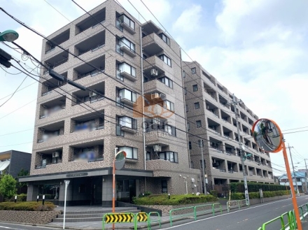 通りに対してどっしりとした構えを見せる7階建の外観で、総戸数60戸という規模感が視覚的にも伝わります。第一種低層住居専用地域に近いエリアらしく、周囲の建物との高さ関係が穏やかで、圧迫感は出にくい配置。曇天でも壁面の陰影がはっきり出て、時間帯ごとに表情が変わるのがわかる構成です。