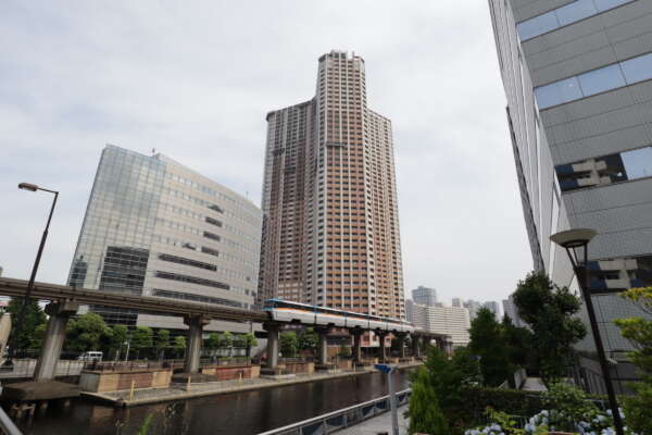 芝浦アイランドケープタワー外観2｜芝浦運河沿いに立地し、東京モノレールが見えます。