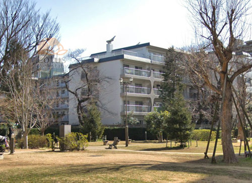 日商岩井芦花公園マンション外観１｜日商岩井芦花公園マンションは昭和51年築、5階建てのマンションです。エレベーターはります。公園の中にある閑静な住環境です。芦花公園駅から徒歩5分圏内です。
