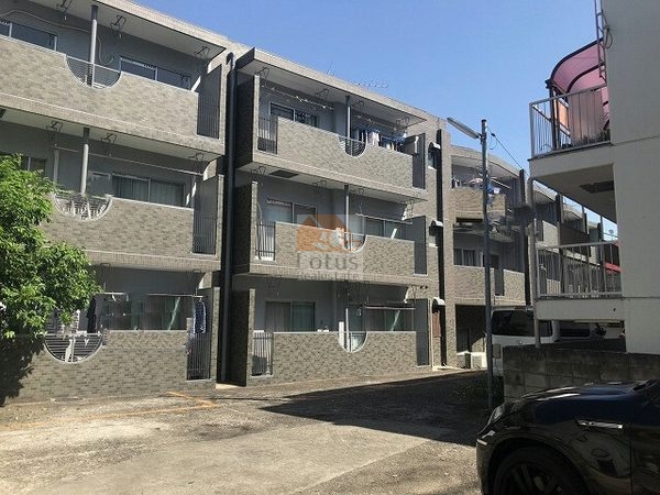 三軒茶屋ダイヤモンドマンション外観4｜三軒茶屋ダイヤモンドマンションは昭和52年築、3階建のマンションです。