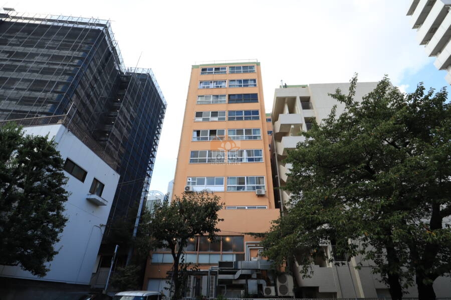 三軒茶屋ターミナルビル外観1｜建物の南西側は住宅街で、現況駐車場となっており、ひらけています。