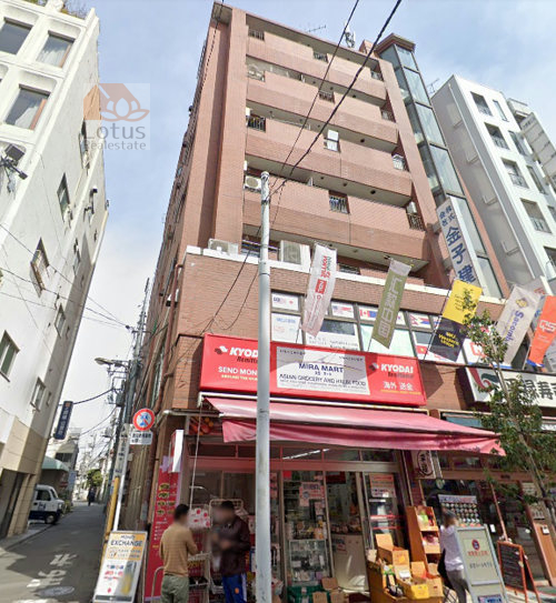 金子ハイツ外観2｜金子ハイツは地上7階建て茶タイル張りのマンションです。大久保通りに面しています。総武線「大久保」駅、山手線「新大久保」駅から徒歩5分圏内の立地です。