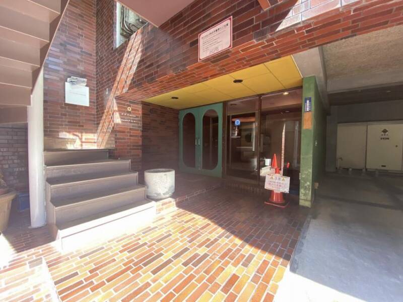 アルト第一ビルエントランス１｜六本木駅、乃木坂駅が利用できます。