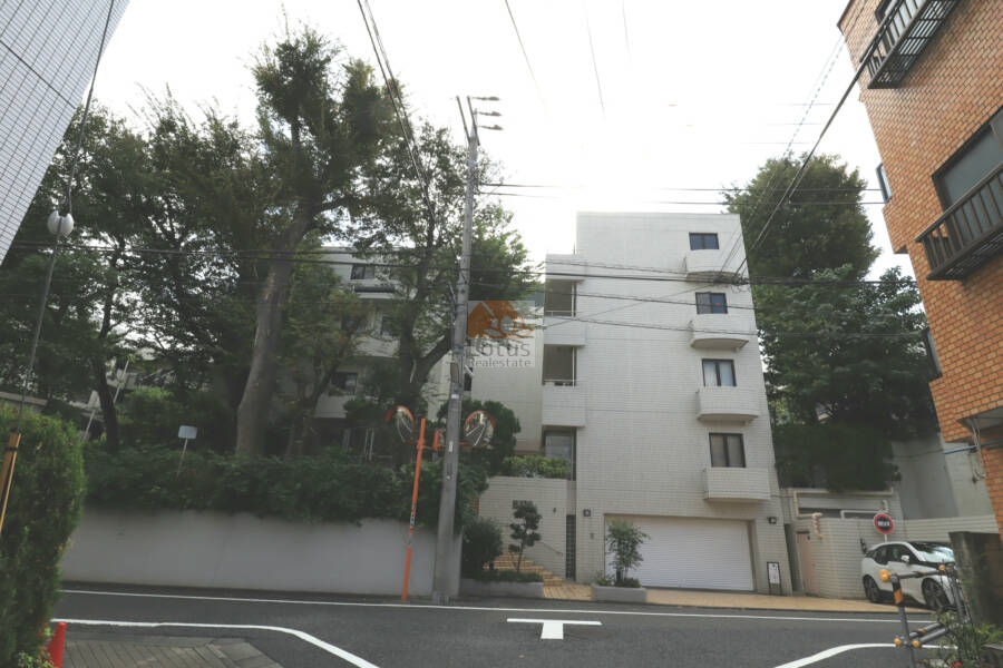 イースタンホームズ若林外観1｜イースタンホームズ若林は昭和58年築、5階建てのマンションです。周辺は閑静な住宅街です。東急世田谷線「若林」駅、「松陰神社前」駅が利用可です。