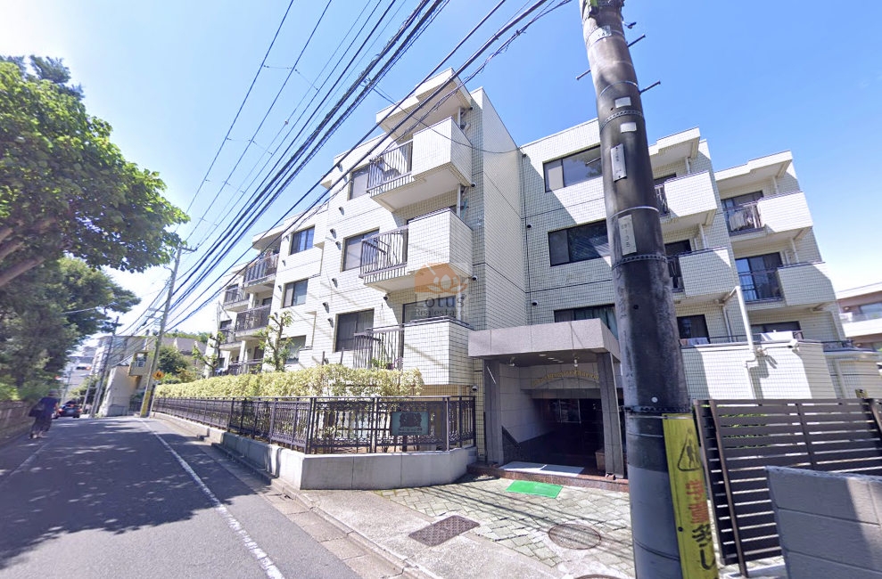 落ち着いた住宅街に建つ低層の外観は、白系タイル貼りで統一され、道路沿いには植栽とフェンスが整えられ、街並みに調和しつつ堅実な印象を与えていました。ライオンズマンション弦巻は、昭和56年築、4階建てのマンションです。