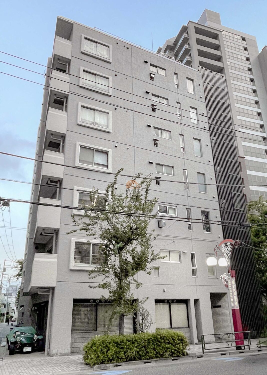 世田谷通り沿いに立つ地上7階建の外観は、1978年築らしい実直なプロポーションで、街のスケールに素直に収まっています。グレー基調の外壁と縦のラインが強調された構成により、車の走行音が行き交う環境でも視覚的には落ち着きがあり、距離感としては「三軒茶屋駅」徒歩10分という数字以上に生活圏が整理されている印象です。長期修繕計画がある前提で維持されてきた建物で、宅配ボックスやペット飼育可といった条件を受け止める器があり、「ピーコックストア 三軒茶屋の杜店」徒歩1分という利便性と合わせて、街を使いこなす暮らしを淡々と支える外観といえます。