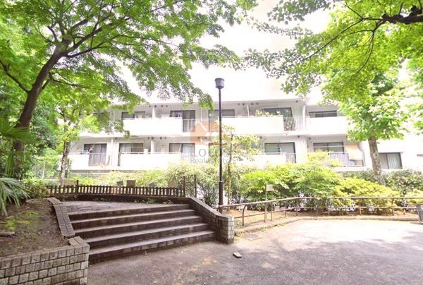 コープ四谷外観１｜コープ四谷は昭和年築、3階建てのマンションです。公園に面した環境の良い立地です。