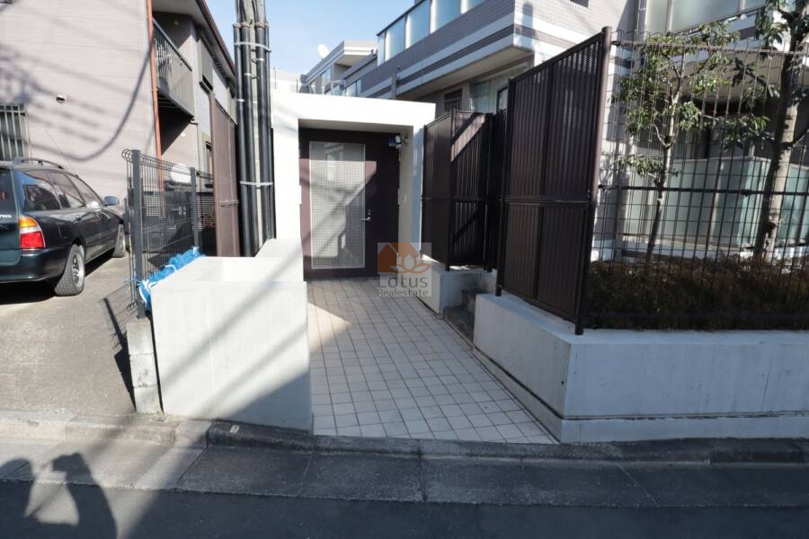 グランブルー鷺ノ宮共用部4｜裏手にはサブエントランスが設けられ、居住者専用の動線として利用できます。防犯性を高めつつ、通り抜け動線も配慮された設計に感心させられます。