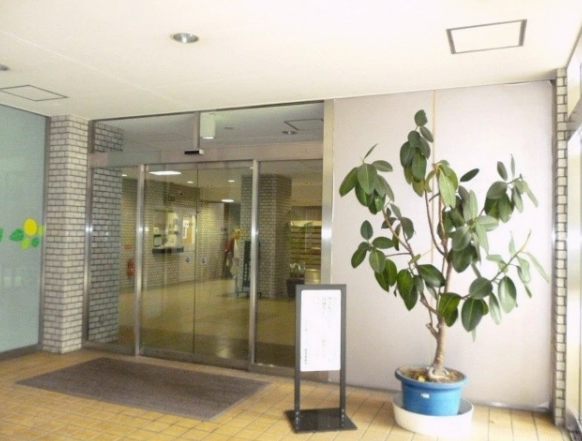 古河松原マンションエントランス２｜エントランスは夜間オートロックで安心です。