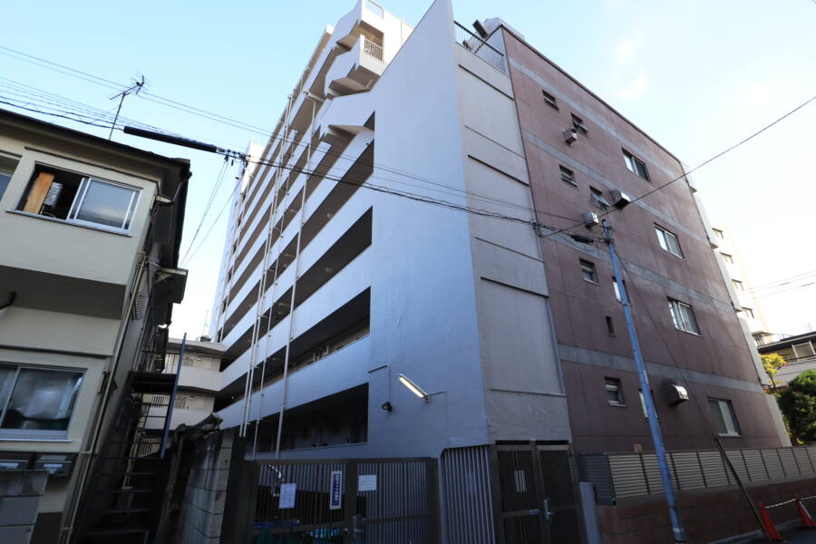 日生野沢マンション外観3｜環七通りから一歩入った立地で、騒がしくはありません。