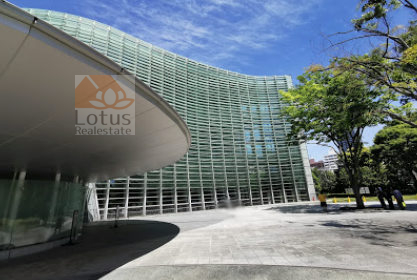 国立新美術館｜目の前に「国立新美術館」があります。建物自体がアートですね。