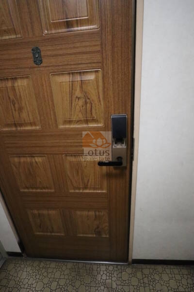 ストーク東神田共用部2｜各室の玄関はホテル錠式の鍵でした。内側からはシリンダーを動かすことなく鍵が施錠されます。各階２戸づつの構成です。