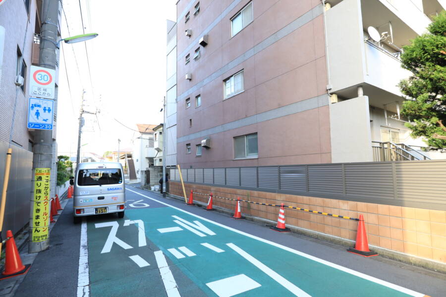 日生野沢マンション外観2｜建物西側はスクールゾーンになっていて、徒歩5分に「中丸小学校」があります。