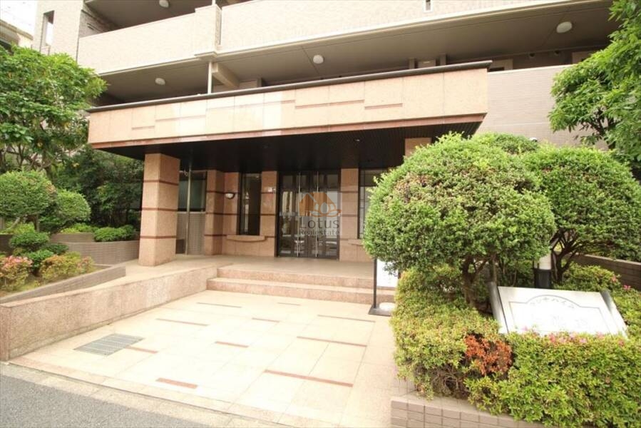 セレナハイム上池袋エントランス１｜エントランスはオートロック完備で、セキュリティもしっかりしています。