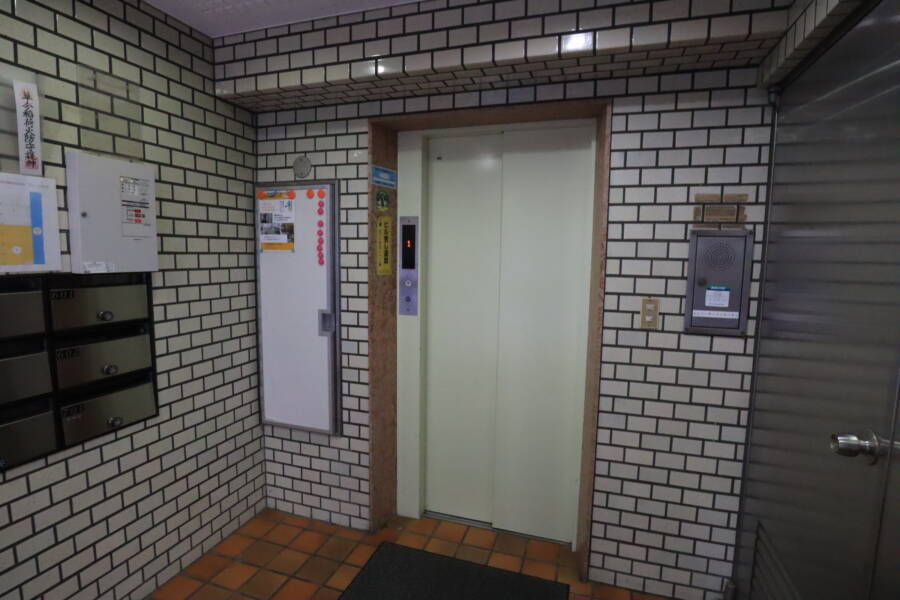ストーク東神田共用部｜夜間オートロックで安心です。