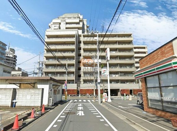 コスモシティ亀戸外観１ (2)｜コスモシティ亀戸は平成14年築、15階建てのマンションです。斜め向かいにコンビニがあり、日常の買い物にも便利な環境が整っています。