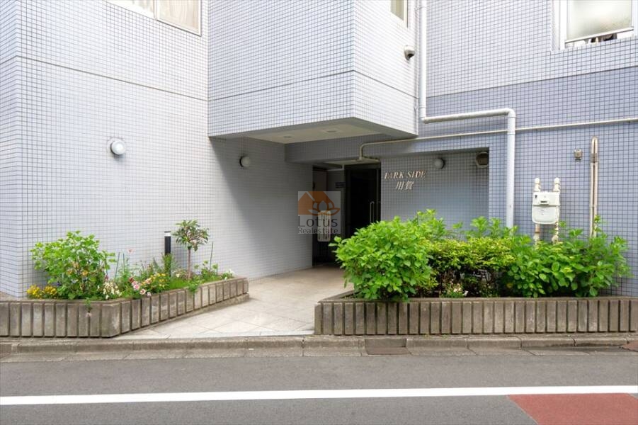パークサイド用賀エントランス１｜エントランスの左右には、植物が植えられた花壇があり、季節ごとの花々が咲いています。