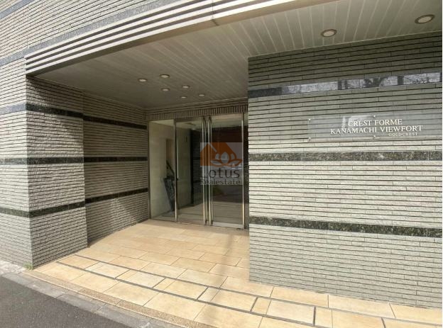 クレストフォルム金町ビューフォートエントランス１｜エントランス前はシックで落ち着いた印象です。