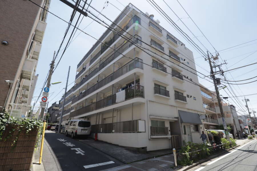 上馬フラワーホーム外観2｜上馬フラワーホームは昭和45年築、8階建てのマンションです。三軒茶屋駅、駒澤大学駅が利用可です。