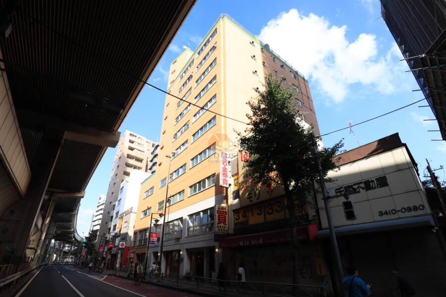 三軒茶屋ターミナルビル外観2｜三軒茶屋ターミナルビルは昭和40年築、10階建てのマンションです。三軒茶屋駅から徒歩3分の立地です。