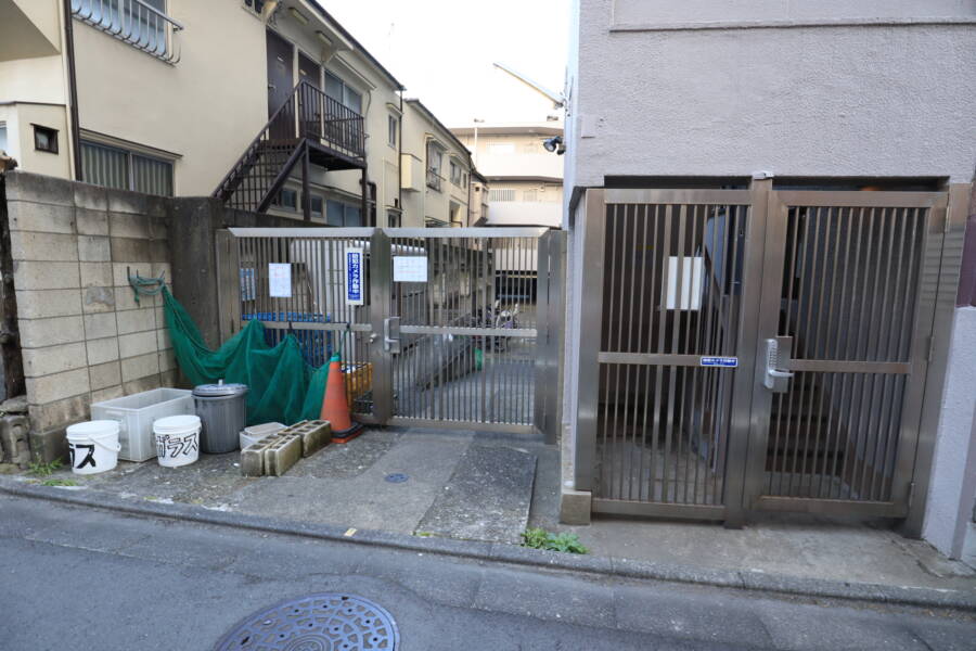 日生野沢マンション共用部3｜ごみ置き場も管理されています。