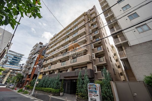 ライオンズプラザ東麻布の外観。地上11階建てのブラウン系外壁が落ち着いた印象を与える外観です。低層部にはタイル調の重厚なファサードが施されており、1階部分の緑化と植栽によって通り沿いにゆるやかな境界が形成されています。都市型レジデンスとしての安定感を感じさせます。ライオンズプラザ東麻布は、平成12年築、11階建てのマンションです。