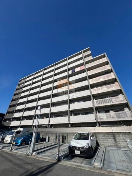 レーベンハイム浮間公園ラグパ外観４｜レーベンハイム浮間公園ラグパは、平成16年築、9階建ての直線的なフォルムが整然とした印象を与えるマンションです。敷地内には機械式駐車場が完備されています。