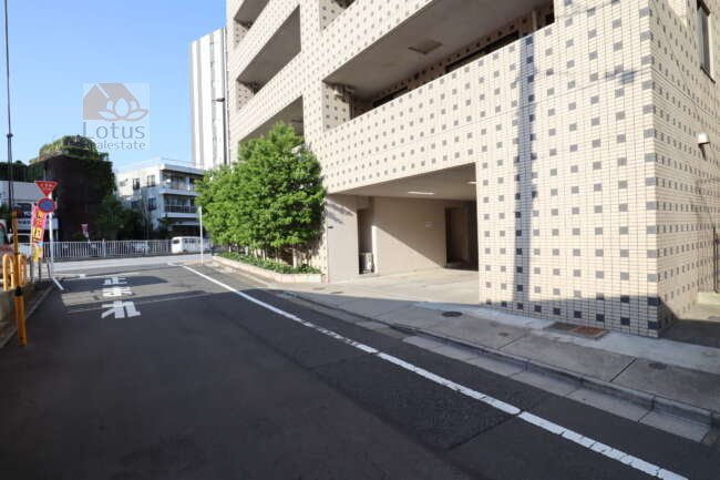 クレアトール亀戸共用部2駐車｜西側の共用部です。駐車場があります。