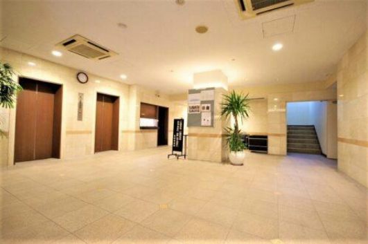 古河松原マンションエントランスホール１｜エレベーターは2基あります。
