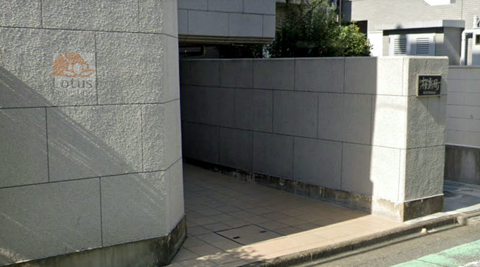 第２桜新町ヒミコマンションエントランス１｜エントランスです。周辺は閑静な住宅街に立地します。