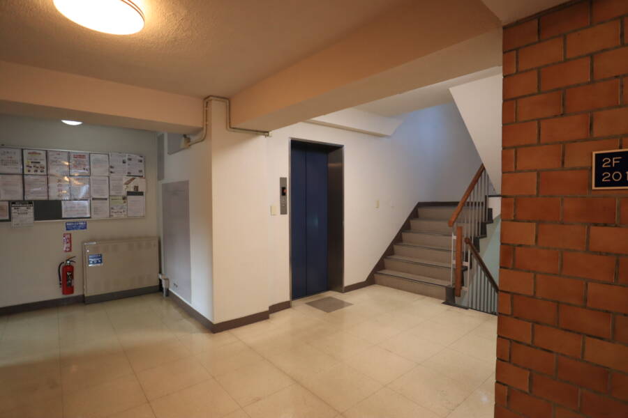 日生野沢マンション共用部2｜エレベーターは1基ありました。