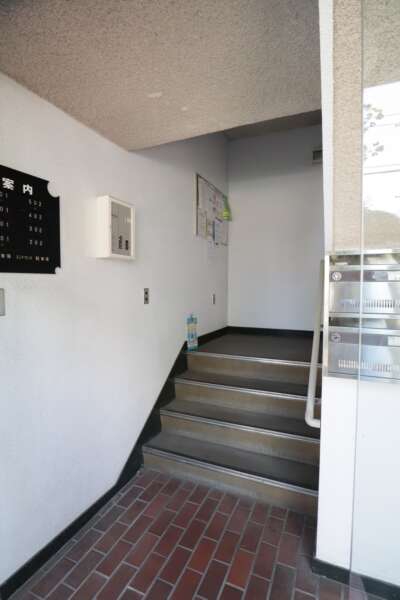 ライオンズマンション上馬第２共用部1｜エントランスに入ったところです。上層階への移動は階段となっておりエレベータはありません。