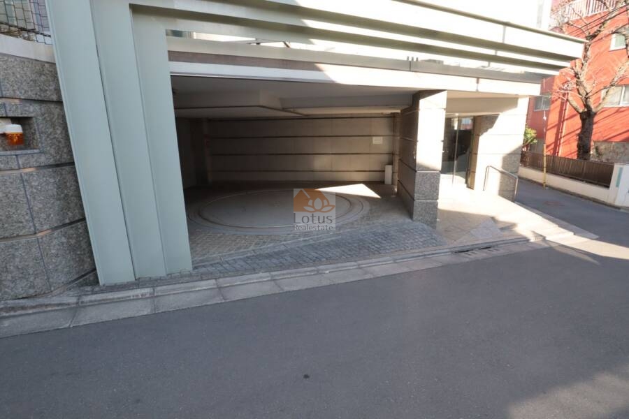 グランブルー鷺ノ宮共用部3｜敷地内にはターンテーブル付きの車寄せがあり、車の出し入れもスムーズです。都市型ライフスタイルに寄り添った、機能性の高い設計が印象的です。