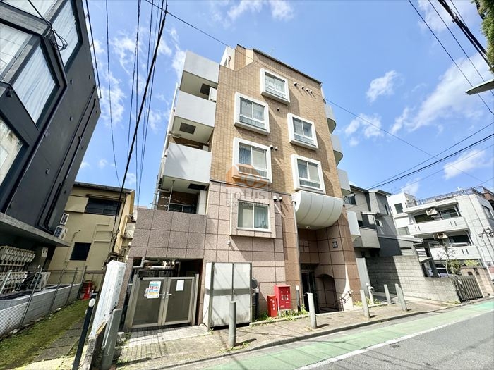 ジェイパーク武蔵小山弐番館は、平成9年築、7階建てのマンションです。。ベージュ系タイルとピンク系石調の外壁が組み合わさった落ち着きあるデザインで、エントランス上部には曲線の庇が設けられている。都市型のスリムなフォルムが住宅街の中で存在感を放つ。