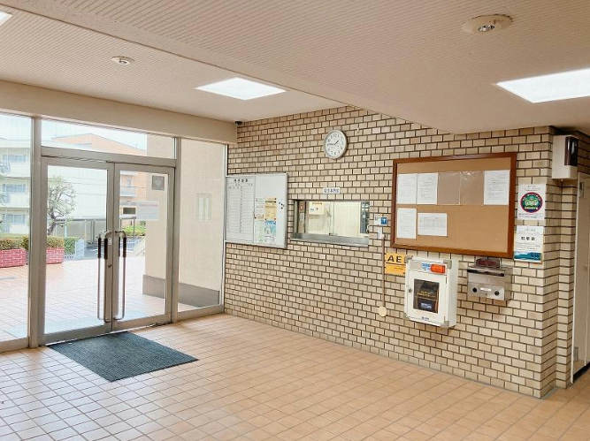 三井馬事公苑南ハイツエントランス４｜エントランスホールは、明るく、暖かみのある印象です。
