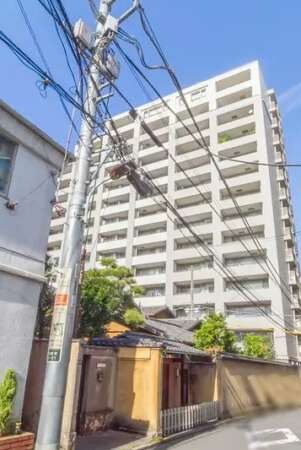 オリンピアード麻布霞坂外観１｜オリンピアード麻布霞坂は平成12年築、14階建てのマンションです。六本木通りから「六本木」駅まで徒歩7分、「六本木ヒルズ」まで徒歩5分の立地です。