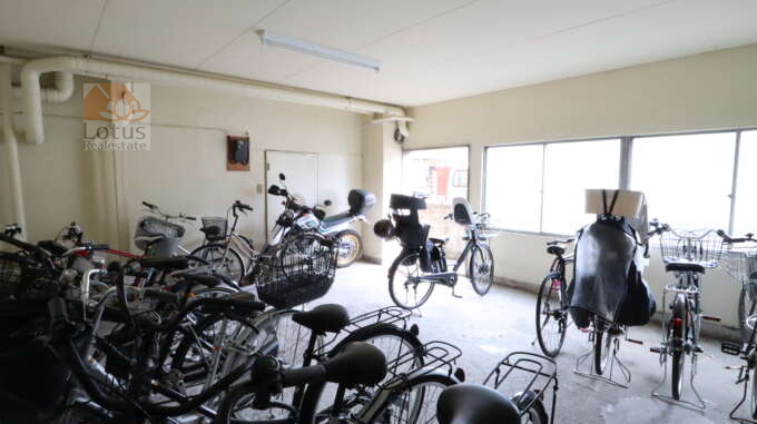 ニュー上馬マンション共用部3｜駐輪場の様子です。建物内部にあります。