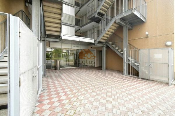 ラフィネ大崎エントランス３｜アプローチは広々と整備されており、バリアフリーに配慮されているため、車椅子やベビーカーでもスムーズに移動することができます。