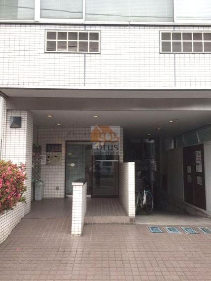 グローリア初穂田端_エントランス1｜明治通り沿いに立地します。ＪＲ「尾久」駅、ＪＲ「田端」駅が利用できます。