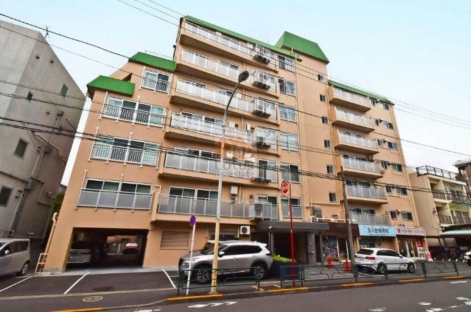 用賀駅徒歩3分とは思えない落ち着いた印象で、直線を基調とした1972年らしいレトロなデザインです。道路面から見るとバルコニーの水平ラインが整い、控えめな色づかいが周囲の住宅街と自然に馴染んでいました。商業用途に寄せず生活基盤の拠点になる雰囲気といえます。玉川台スカイマンションは、昭和47年築、7階建てのマンションです。