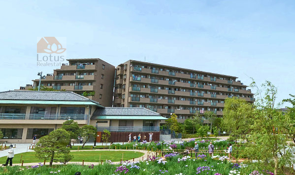 堀切菖蒲園パークホームズ外観２｜堀切菖蒲園パークホームズは平成７年築、７階建てのマンションです。花しょうぶの名所「堀切菖蒲園」公園前に立地します。堀切菖蒲園が一望できます。