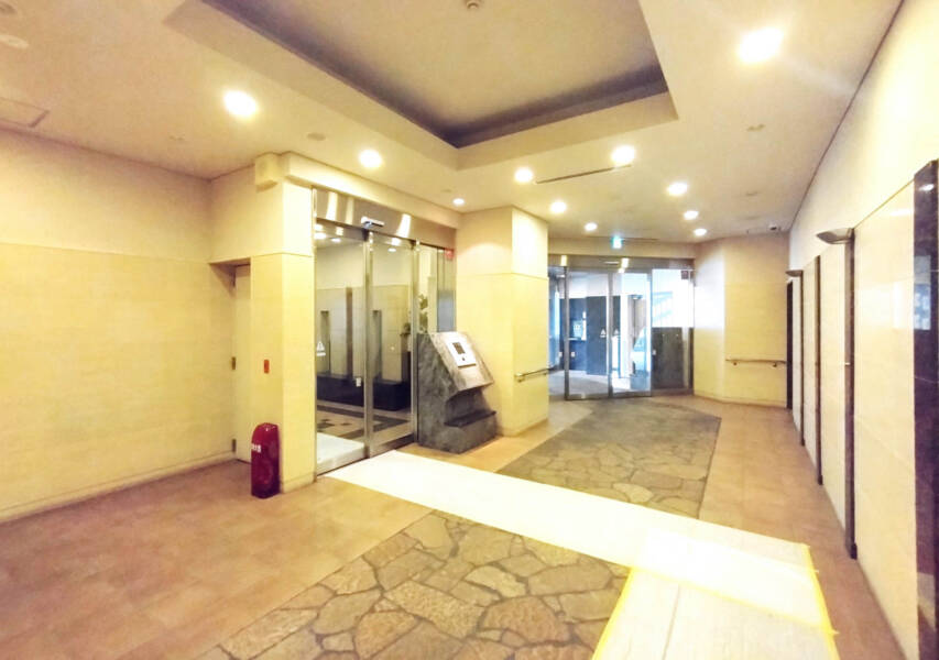 グローリオタワー巣鴨エントランス１｜エントランスは広々としており、床は落ち着いた色合いの石材とタイルが使用され、高級感があります。