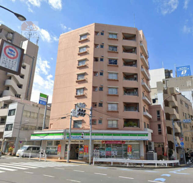 ヴィラティック早稲田外観5｜ヴィラティック早稲田は８階建てマンションです。外苑東通りと早稲田通りの交差点に位置し、１階にはコンビニが入っています。
