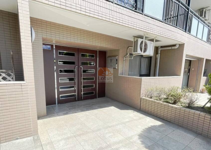 マイキャッスル東長崎エントランス１｜エントランスはモニター付きオートロックが完備されており、セキュリティ面でも安心して生活できます。