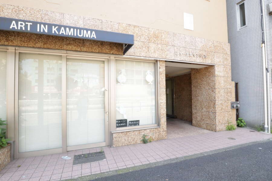 ニュー上馬マンションエントランス1｜石貼りのエントランスです。道路際から少し後退して、大利張りで処理されています。古いマンションですがちょっと上品に見えました。