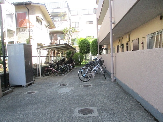ハイネス尾山台共用部１｜駐輪スペースです。