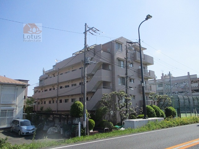 ハイネス尾山台外観１｜ハイネス尾山台は昭和５５年築、５階建のマンションです。エレベーターはありません。