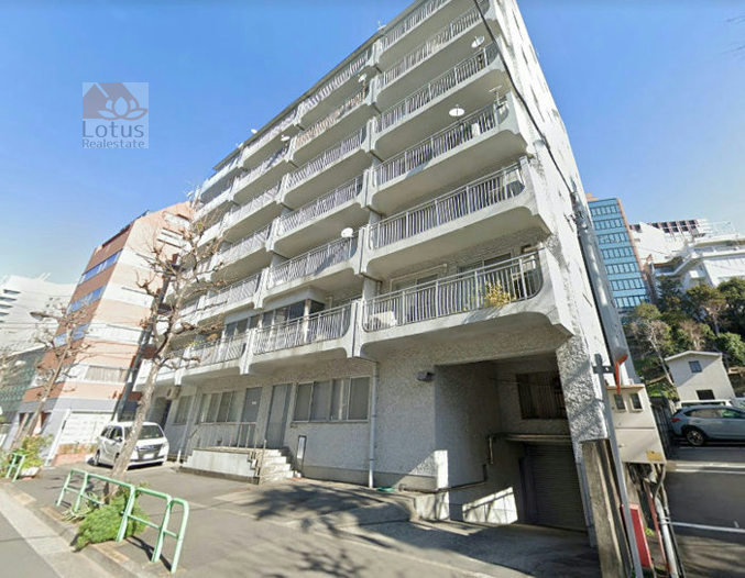 小田急駿河台マンション外観１｜小田急駿河台マンションは昭和４５年築、８階建てのマンションです。猿楽通りに面していて、明治大学のキャンパスが近くにあります。
