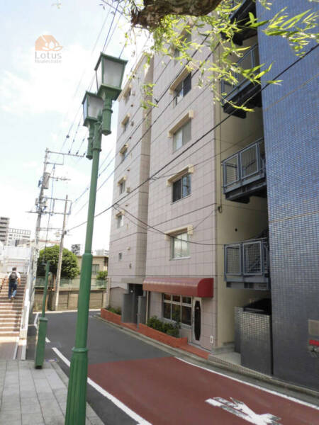 ヴェルドミール柳橋 (7)｜外観です。エントランス前には隅田川テラスへ降りる階段があります。